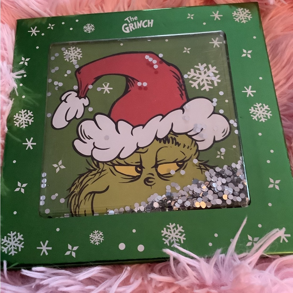 New The Grinch Eyeshadow Palette - Festive Green and Warm Shades